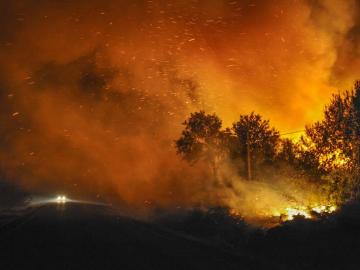 Vista general del incendio forestal, registrado en Cualedro