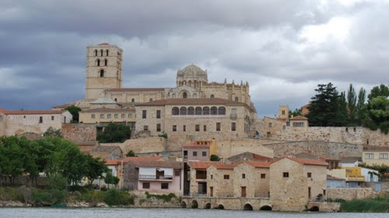Encuentran restos óseos en un tramo de la muralla de Zamora