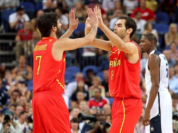 Juan Carlos Navarro y José Manuel Calderón, durante la final de Londres (2012)