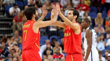 Juan Carlos Navarro y José Manuel Calderón, durante la final de Londres (2012)