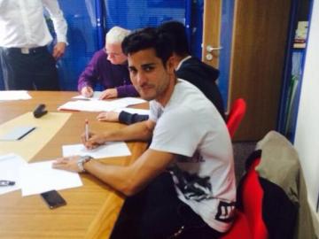 Javi Guerra firma su contrato con el club