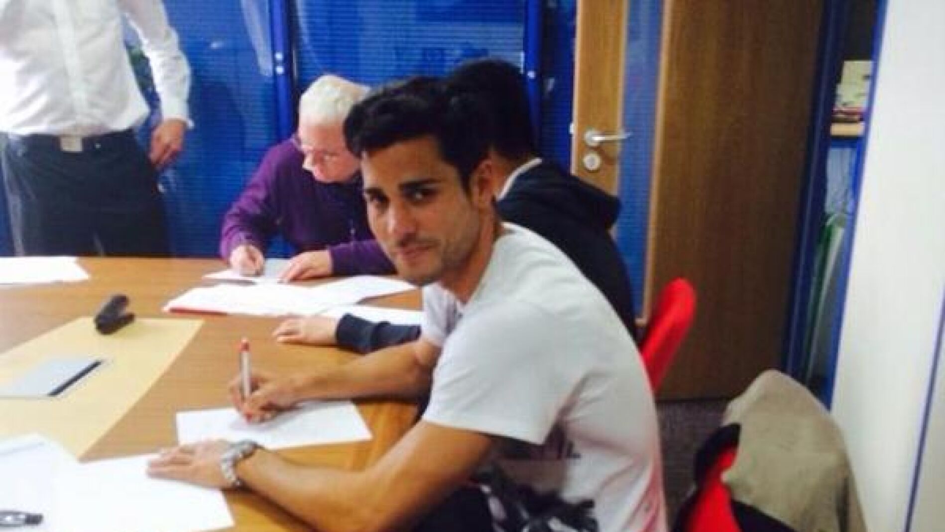 Javi Guerra firma su contrato con el club