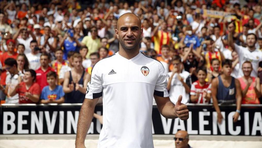 Abdennour en su presentación con el Valencia