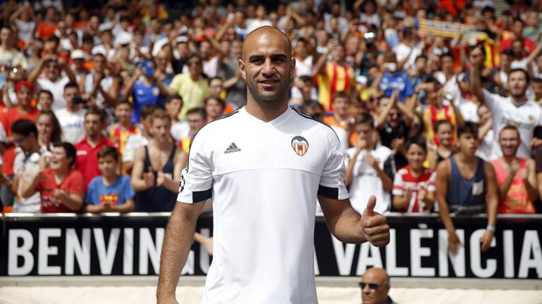Abdennour en su presentaci&oacute;n con el Valencia