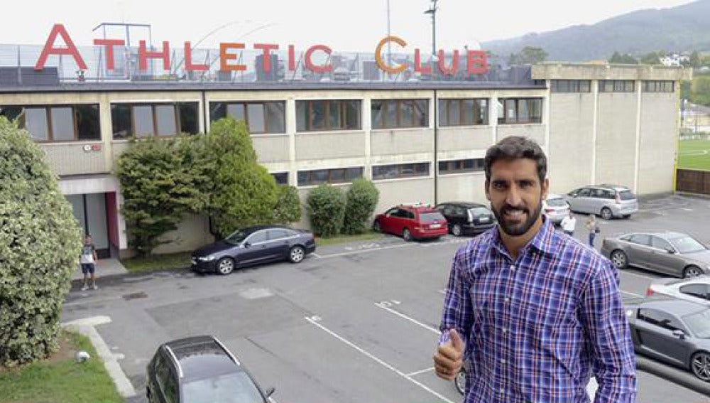 Raúl García posa delante de las oficinas de su nuevo club
