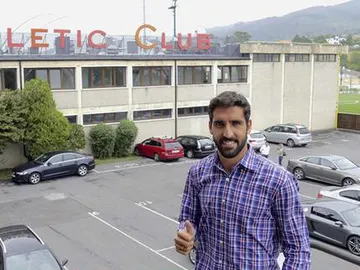 Raúl García posa delante de las oficinas de su nuevo club Raúl García posa delante de las oficinas de su nuevo club