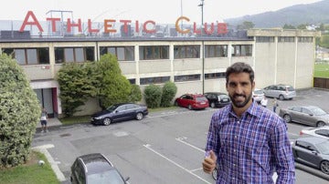Raúl García posa delante de las oficinas de su nuevo club
