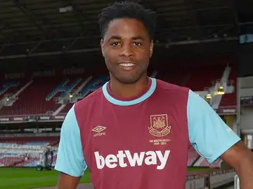 Alex Song, con la camiseta del West Ham Alex Song, con la camiseta del West Ham