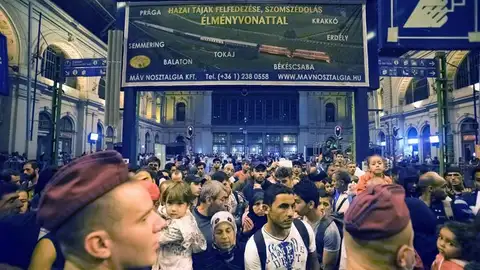 Inmigrantes esperan para subir al tren que les lleve a Alemania. Inmigrantes esperan para subir al tren que les lleve a Alemania.