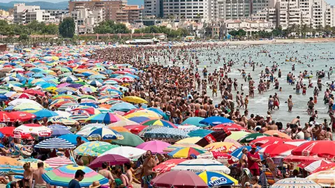 Playa llena de gente Playa llena de gente