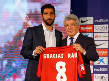Raúl García junto a Enrique Cerezo en su despedida Raúl García junto a Enrique Cerezo en su despedida