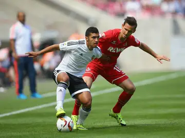Bakkali aguanta el balón en un partido con el Valencia Bakkali aguanta el balón en un partido con el Valencia