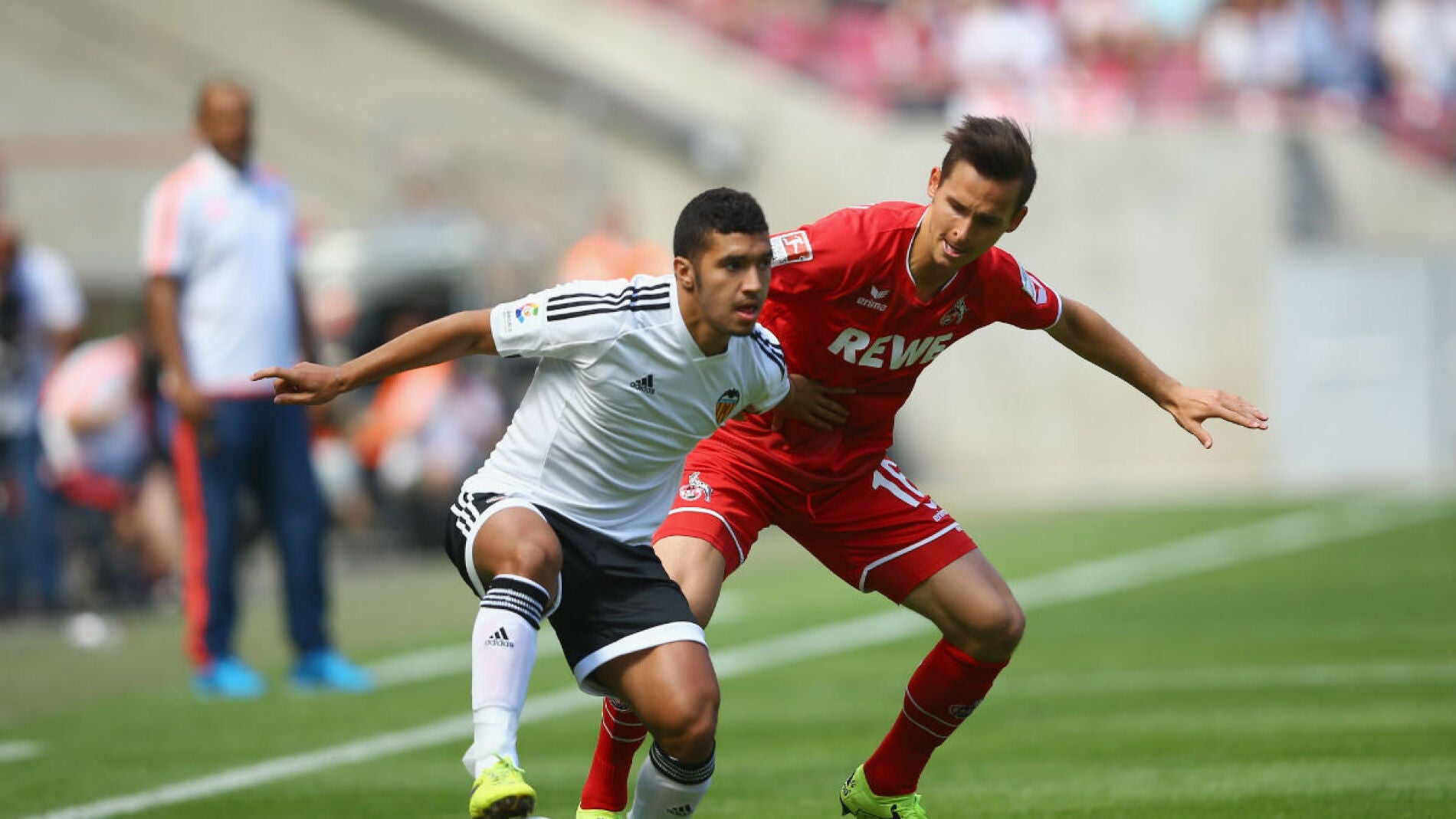 Bakkali aguanta el bal&oacute;n en un partido con el Valencia