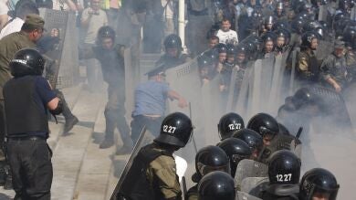  Mueren dos agentes ucranianos en los altercados frente al Parlamento en Kiev