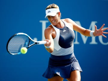 La tenista española Garbine Muguruza devuelve la pelota 