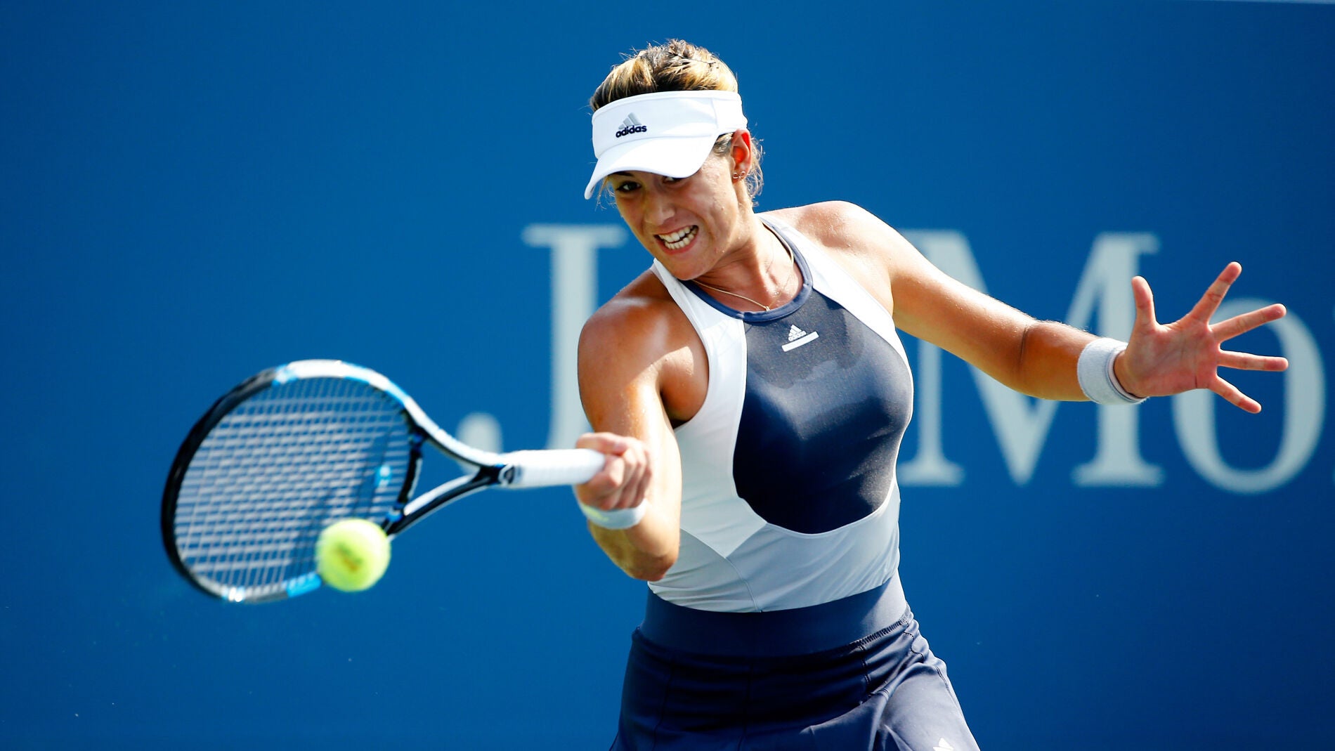 La tenista espa&ntilde;ola Garbine Muguruza devuelve la pelota 