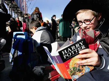 Un fan de 'Harry Potter' lee uno de los libros de la saga Un fan de 'Harry Potter' lee uno de los libros de la saga