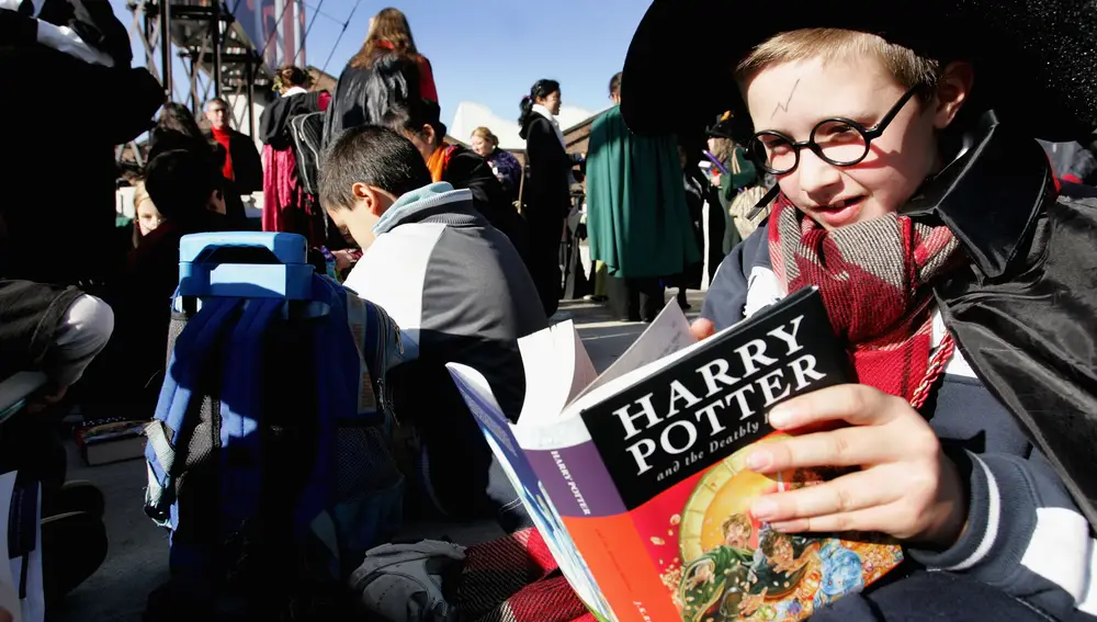 Un fan de 'Harry Potter' lee uno de los libros de la saga