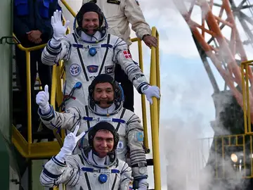 Los cosmonautas Aydyn Aimbetov, Sergei Volkov y Andreas Mogensen saludan antes del lanzamiento de la Soyuz Los cosmonautas Aydyn Aimbetov, Sergei Volkov y Andreas Mogensen saludan antes del lanzamiento de la Soyuz