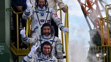 Los cosmonautas Aydyn Aimbetov, Sergei Volkov y Andreas Mogensen saludan antes del lanzamiento de la Soyuz