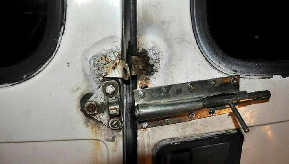 Fotografía facilitada por la policía austriaca de la furgoneta interceptada.