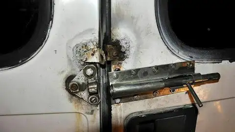 Fotografía facilitada por la policía austriaca de la furgoneta interceptada. Fotografía facilitada por la policía austriaca de la furgoneta interceptada.