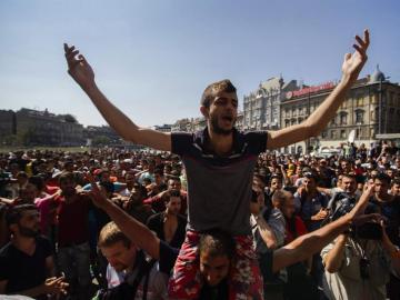 Manifestación junto a la estación oriental de trenes en Budapest.