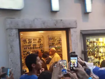 El Papa Francisco se prueba monturas en una óptica El Papa Francisco se prueba monturas en una óptica