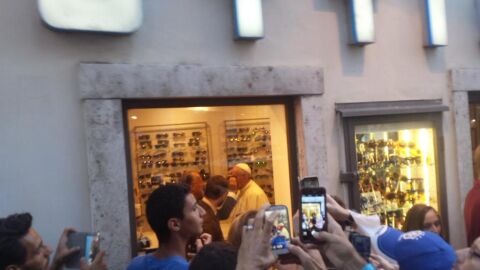 El Papa Francisco se prueba monturas en una &oacute;ptica
