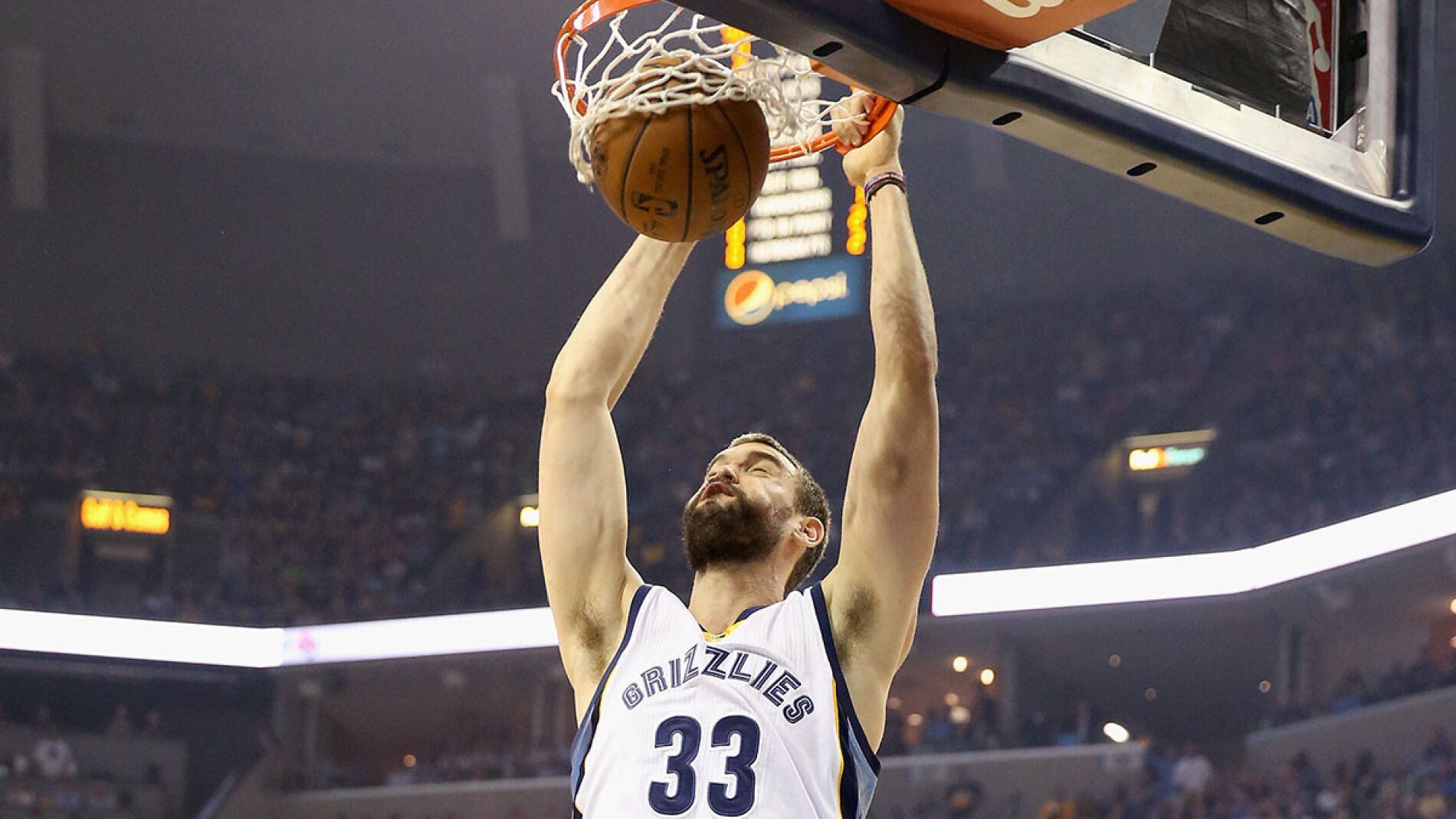 Marc Gasol realiza un mate con los Grizzlies