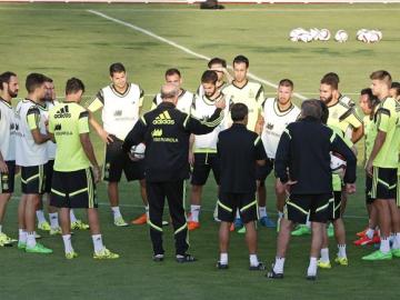 Del Bosque charla con los jugadores antes del entrenamiento