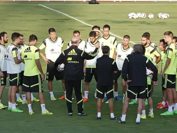 Del Bosque charla con los jugadores antes del entrenamiento Del Bosque charla con los jugadores antes del entrenamiento