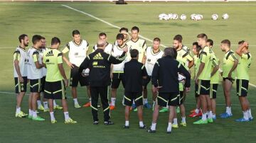 Del Bosque charla con los jugadores antes del entrenamiento