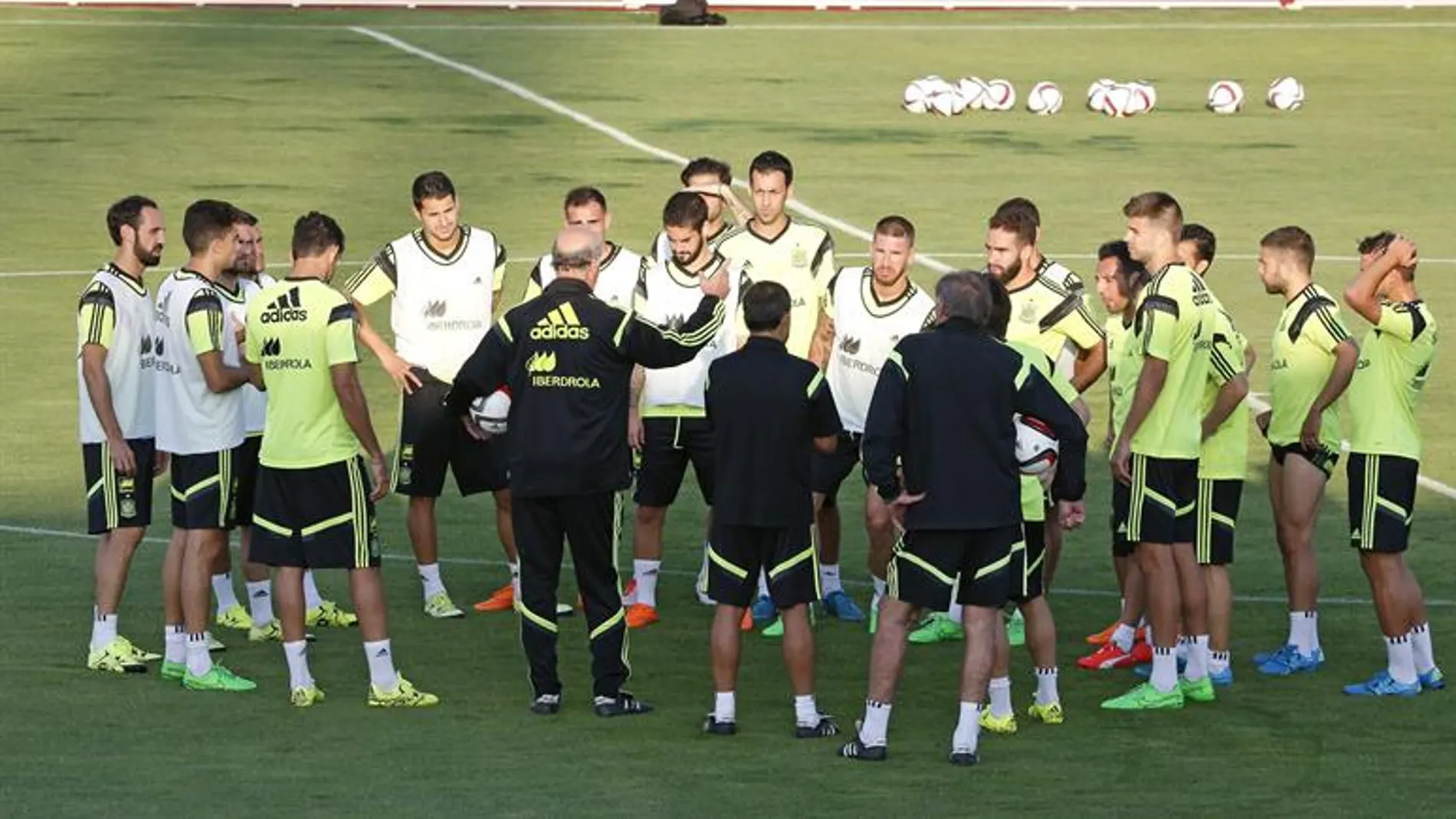 Del Bosque charla con los jugadores antes del entrenamiento Del Bosque charla con los jugadores antes del entrenamiento
