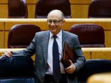 El ministro de Hacienda y Administraciones Públicas, Cristóbal Montoro, a su llegada al Senado. 