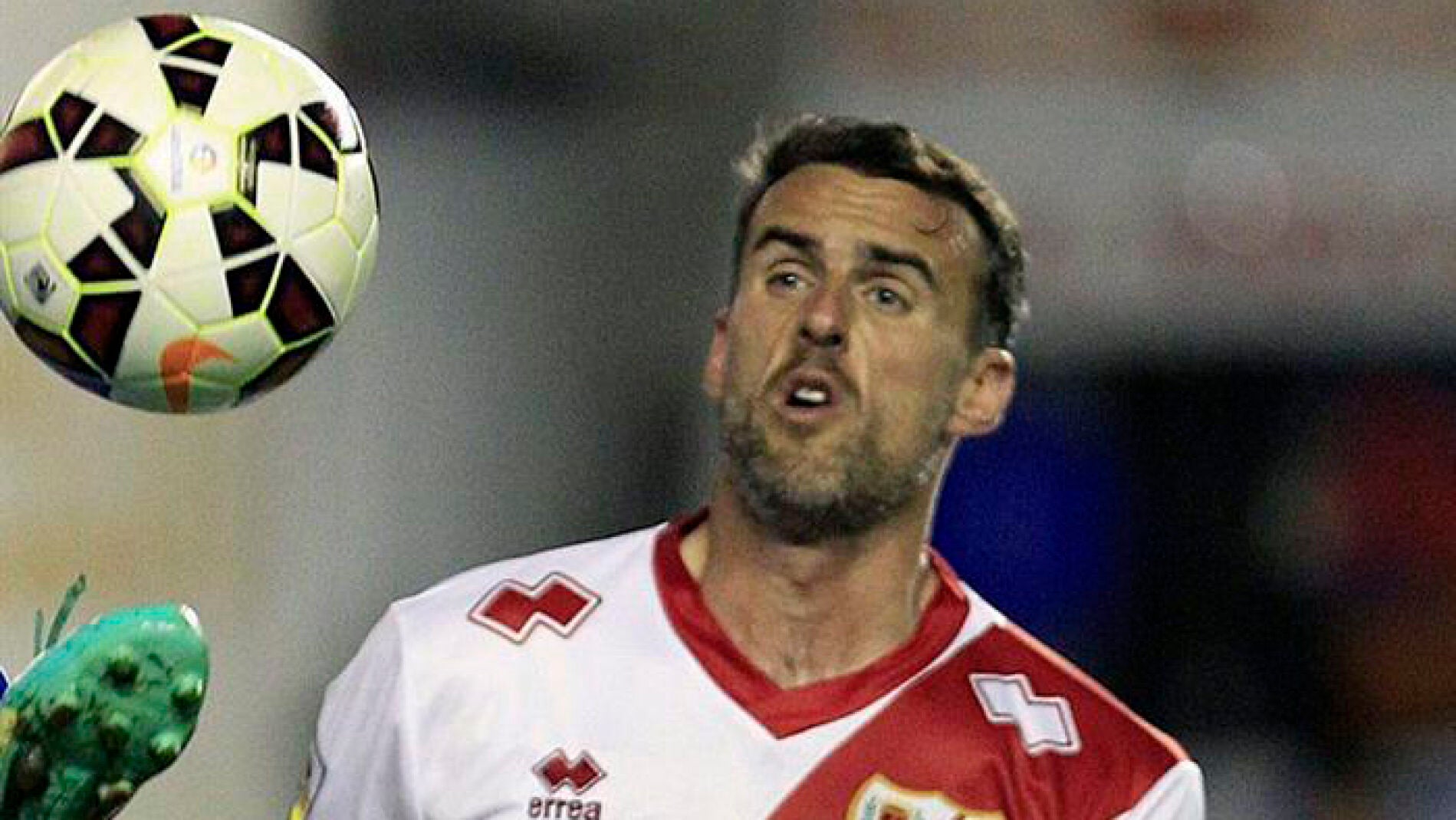 Antonio Amaya en un partido con el Rayo Vallecano