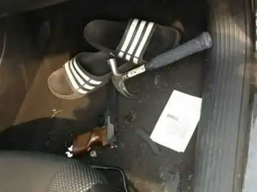 La pistola y el martillo que cayeron del asiento del coche La pistola y el martillo que cayeron del asiento del coche