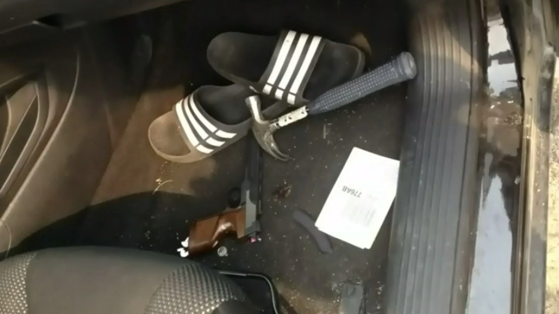 La pistola y el martillo que cayeron del asiento del coche La pistola y el martillo que cayeron del asiento del coche