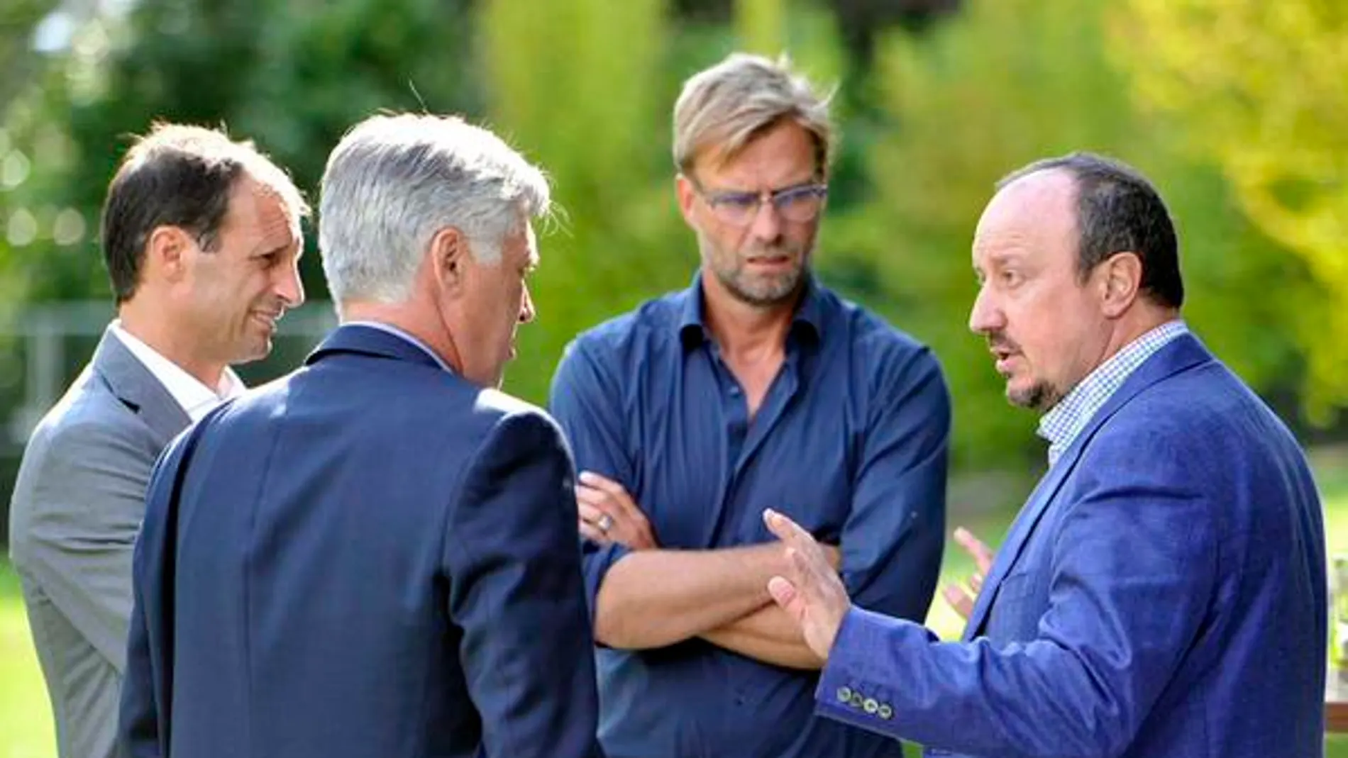 Benítez charla con Ancelotti, Klopp y Allegri Benítez charla con Ancelotti, Klopp y Allegri