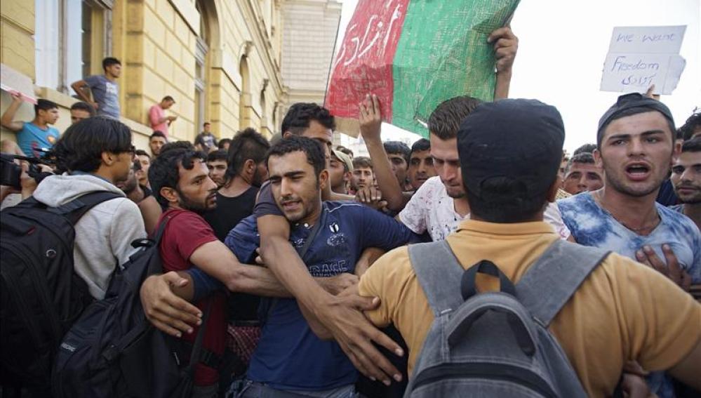 Inmigrantes protestan ante el cierre de la estación de Keleti en Budapest