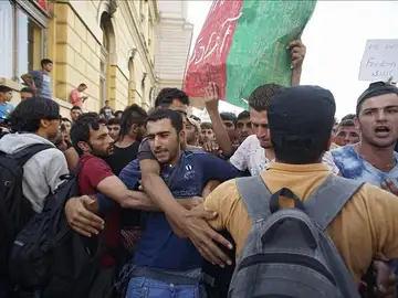 Inmigrantes protestan ante el cierre de la estación de Keleti en Budapest Inmigrantes protestan ante el cierre de la estación de Keleti en Budapest