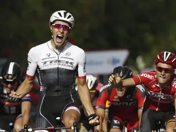 Danny Van Poppel, eufórico tras imponerse al sprint en la duodécima etapa Danny Van Poppel, eufórico tras imponerse al sprint en la duodécima etapa