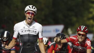 Danny Van Poppel, eufórico tras imponerse al sprint en la duodécima etapa