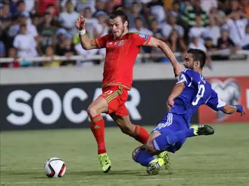 Bale conduce el balón con Gales Bale conduce el balón con Gales