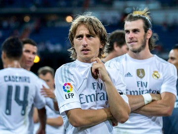 Modric observa la grada después de disputar el Trofeo Santiago Bernabéu