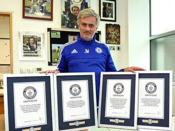 José Mourinho con sus Récords Guinness José Mourinho con sus Récords Guinness