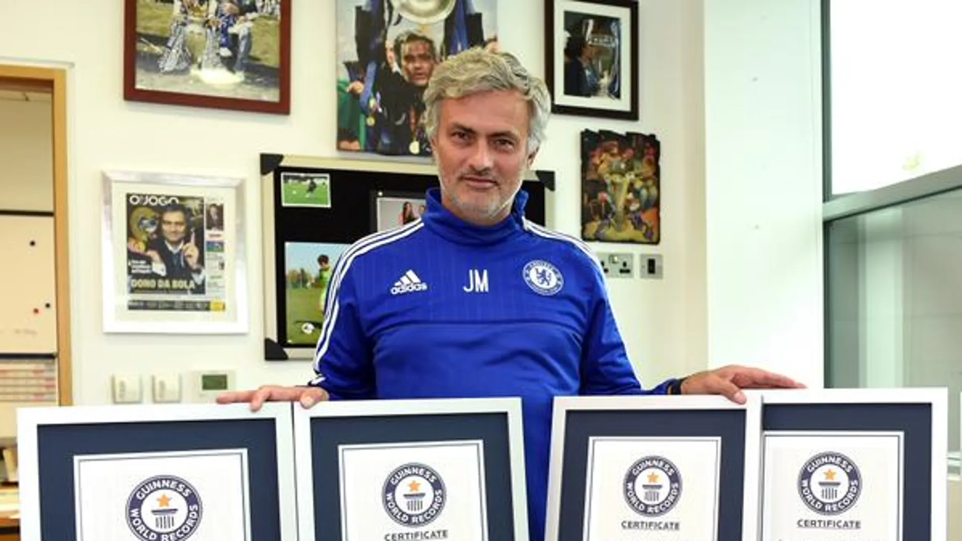 José Mourinho con sus Récords Guinness José Mourinho con sus Récords Guinness
