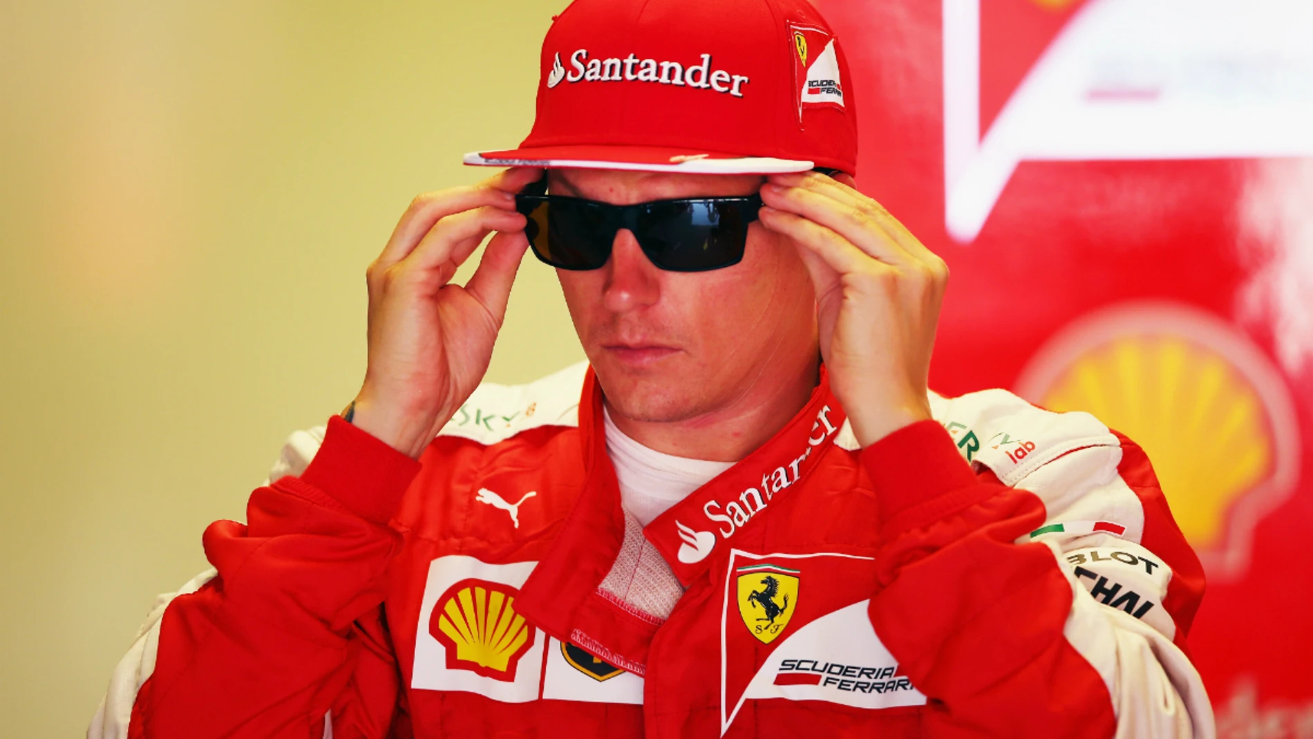 Raikkonen se ajusta las gafas Raikkonen se ajusta las gafas