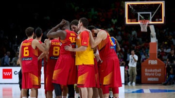 Los jugadores de la selección española de baloncesto, haciendo piña
