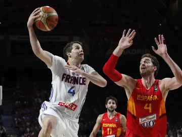 Thomas Heurtel, jugando contra España Thomas Heurtel, jugando contra España